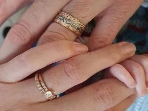 Alliance de mariage couple femme homme en or rose ciselé texturé